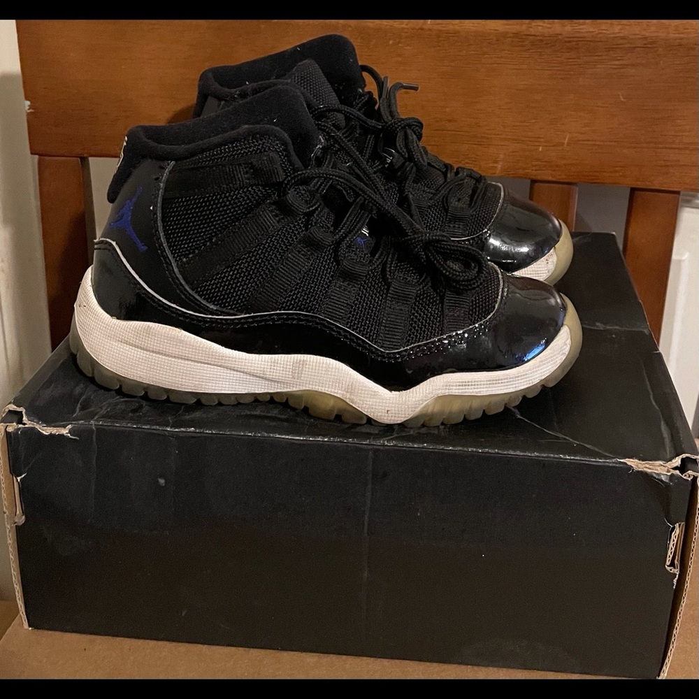 Jordan retro 11 kids preowned size 11.